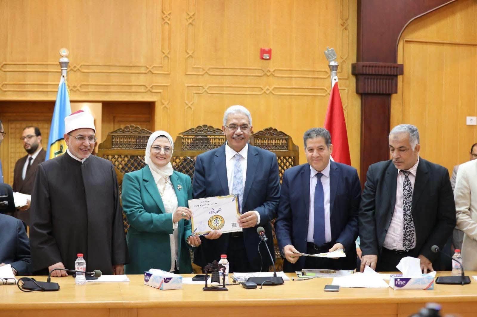 تكريم عميدة كلية الطب بنات جامعة الأزهر من مجلس الجامعة الموقر